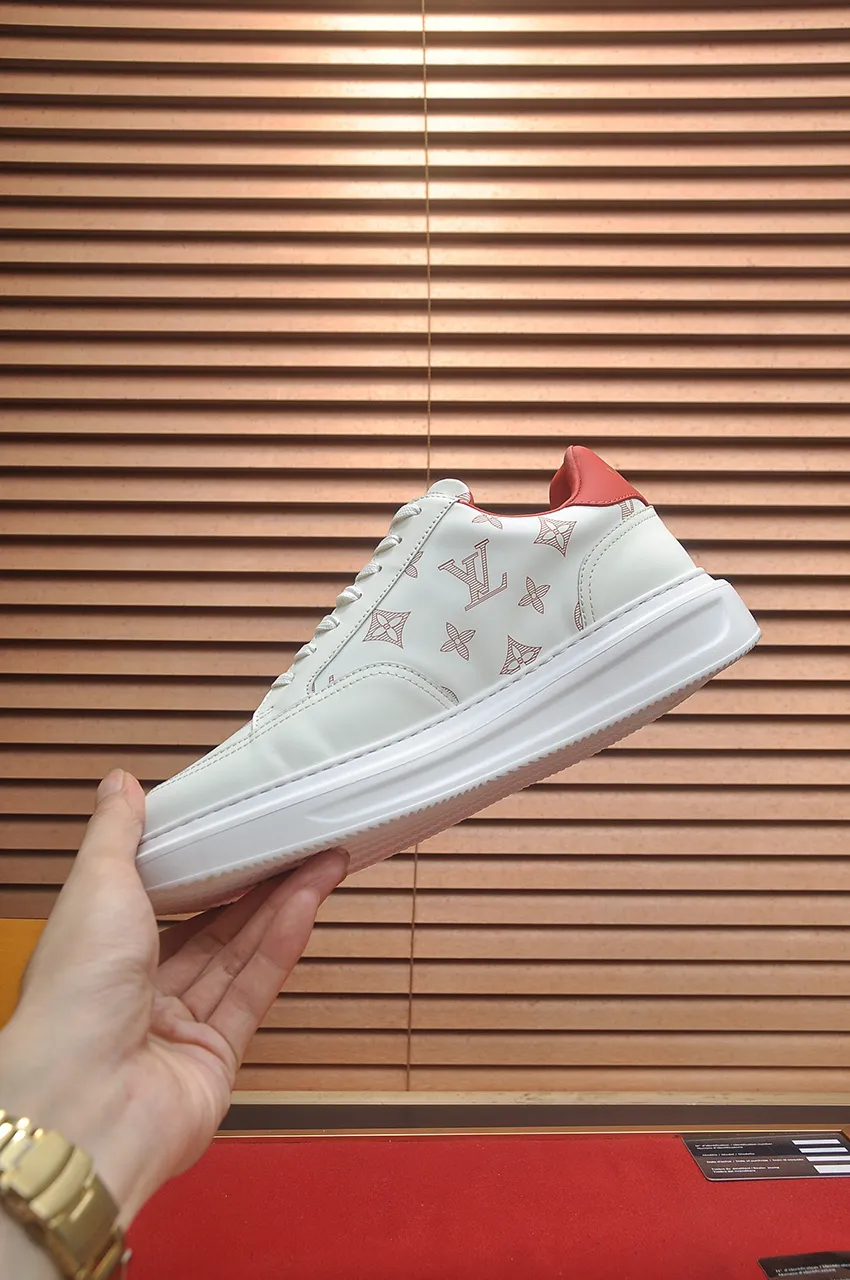 Men's men's shoes 💰640💶Original development, quality shipping, welcome to compare - LV sneaker series sports shoes introduce the loose silhouette of the ready-to-wear series into the spring and summer men's wear shows and make an eye-catching appearance. The cow leather upper is combined with rough fabric laces, and colorful beading highlights the brand's classic elements. LV letters mark the tongue and Monogram floral outsole. Mixed materials Made of top-grain cowhide, thick shoelace design, large Monogram print on the side, mesh lining and cotton feet, the comfort is as extreme as ever, premium heritage, quality first, worth owning! Size: Men’s 38-45 (45 is custom-made and cannot be returned or exchanged)
